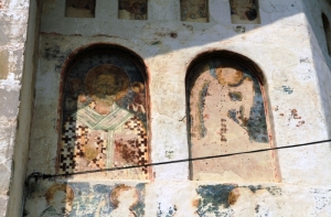 Firide pictate pe pereţii exteriori ai absidei altarului