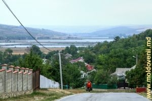 Vedere de la marginea satului Lăpușna spre lacul de acumulare dintre satele Pașcani și Lăpușna