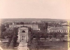 Александровская улица, 1889 год, здания из комплекса Митрополии - Архиерейский дворец и Консистория