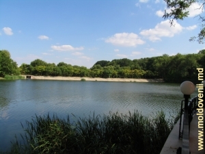 Вид на дамбу озера в парке Долина Роз, Кишинев