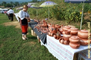 Unul dintre standurile cu ceramică moldovenească