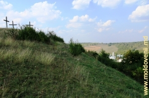 Вид на монастырь Добруша, Шолдэнешть со склона ущелья