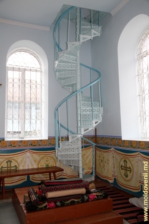 Винтовая лестница, ведущая на хоры летней церкви Жапского монастыря