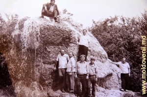 Д. К. Родин с односельчанами у скалы с водопадом в самой верхней точке парка, 70-80 е годы