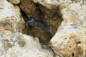 Пещера в правом склоне Бурлэнештского ущелья