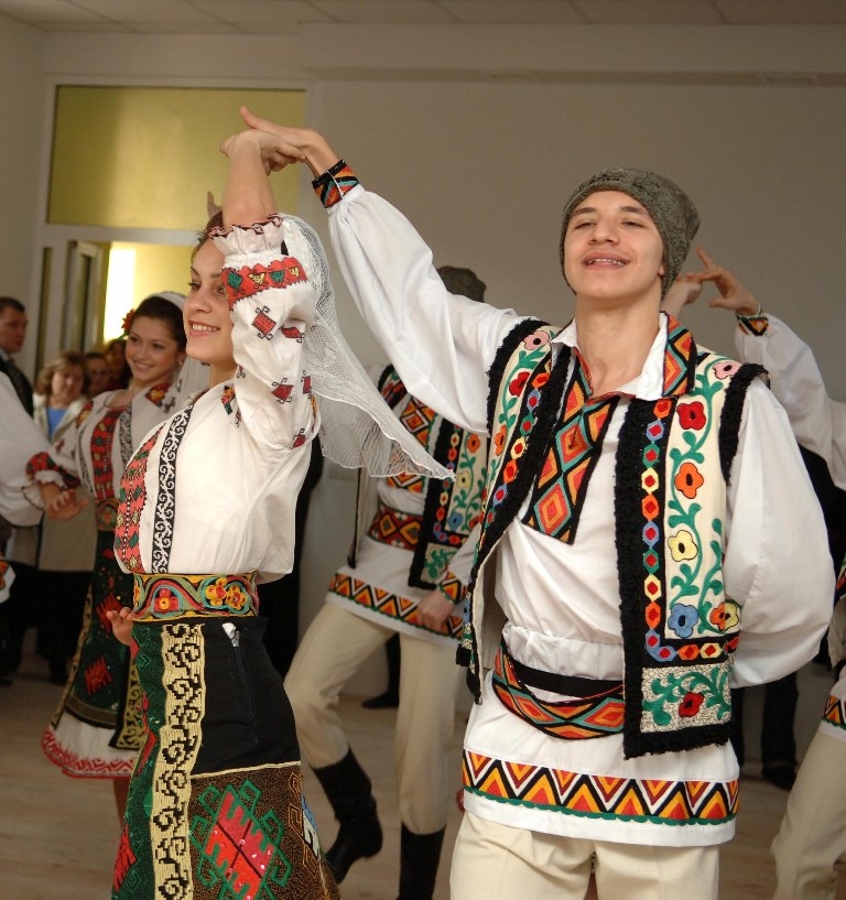 Молдовеняска. Сырба молдавский танец. Молдаване танцуют. Молдовеняска танец. Молдаване танцы.