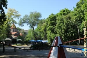 Уголок парка Андриеш, на заднем плане купола армянской церкви Св. Григория