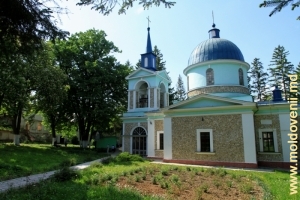 Двор и летняя церковь монастыря Хыржаука, весна 2011