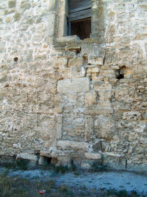 Golul intrării iniţiale în fort, aflat la cota etajului, sub care a fost amenajată ulterior a altă intrare
