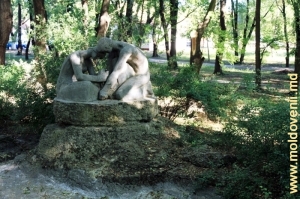 Скульптура «Юность», символизирующая посадку ростка новой жизни