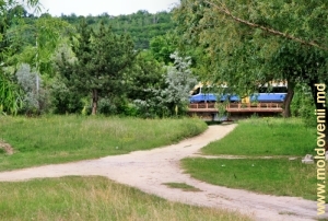Поезд Кишинев-Унгены вблизи левого берега водохранилища