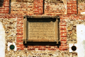 Inscripţia votivă, amplasată la dreapta intrării