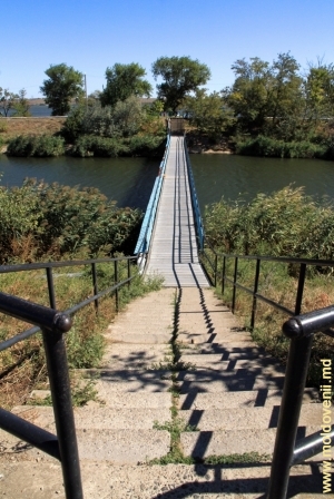 Podul deasupra canalului tehnic