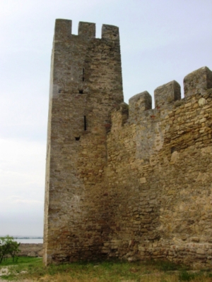 Turnul din zidul intemediar dintre curţile Cetăţii Albe. Vedere dinspre est