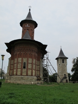 Vedere dinspre est asupra ansamblului bisericii cu clopotniţa