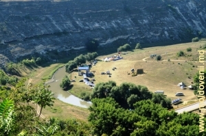 Излучина Реута под скальным массивом у села Требужень и место проведения фестиваля Густар-2 (27-28 авг. 2011), средний план