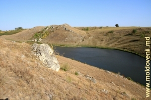 Toltrele de deasupra lacului de acumulare de pe rîul Racovăţ