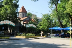Уголок парка Андриеш, на заднем плане купола армянской церкви Св. Григория 
