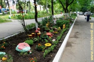 Vedere generală a aleilor şi straturilor de flori de-a lungul blocului 22 din strada Sadoveanu