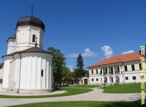 Двор монастыря Каприяна