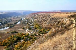 Vedere a Răutului şi a satului Maşcăuţi, Criuleni de pe panta abruptă, sus de valea rîului