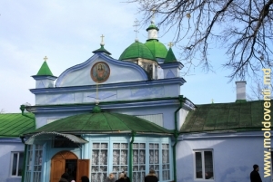 Фасад и купола Михайло-Архангельской (зимней) церкви