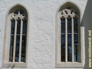 Două geamuri tăiate în piatra de Cosăuţi ale bisericii Mănăstirii Căpriana