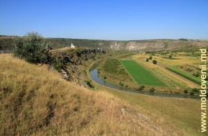 Вид на долину Реута у Бутучень в западном направлении