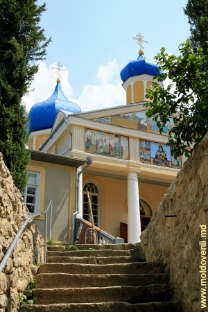 Pe scările spre biserica nouă a mănăstirii Calaraşovca