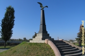 Monumentul Gloriei ruseşti ridicat în cinstea aniversării a 100 de ani de la intrarea Basarabiei în componenţa Rusiei