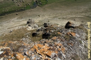 Покрытые лишайником скалы на вершине правого склона ущелья