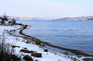 Lacul de acumulare de la Dubăsari iarna, plan mediu
