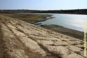 Barajul lacului de acumulare, ecluza şi partea inferioară a rîului Racovăţ