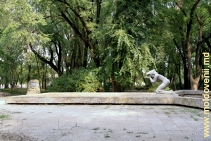 Бассейн с фонтанами и скульптура «Жажда» или «Коленопреклоненная»