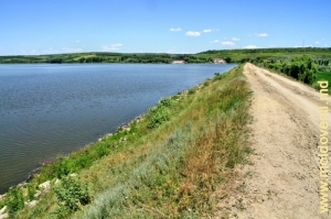 Дорога на дамбе Костештского водохранилища на р. Ботна, Яловенский р-он