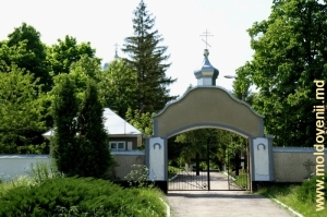 Intrarea în Mănăstirea Hîrbobăţ
