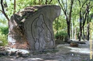 Скульптура «Скала раздумий», символизирующая этапы жизни – детство, зрелость, старость, в форме крыла