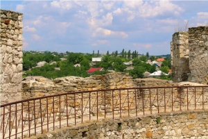 Вид на крепостную стену и город с верхней галереии крепости