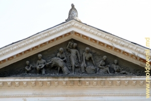 Frontonul Casei de Cultură cu sculpturile lui D. Rodin