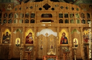 Iconostasul reînnoit al bisericii de iarnă a Mănăstirii Hîrbovăţ