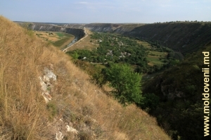 Вид на село Бутучень со склона ущелья, вид на восток, дальний план 