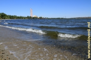 Vedere spre lacul de acumulare şi Hidrocentrala din Molodva