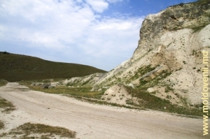 Живописная скала в начале ущелья у с. Друца