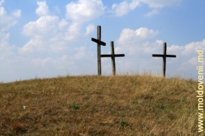 Три креста на вершине горы «Голгофа» над монастырем Добруша, Шолдэнешть