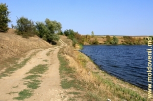 Drumul de deasupra lacului de acumulare din apropierea barajului