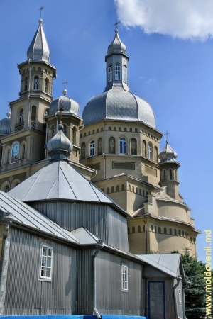 Biserica veche din lemn şi cea nouă din satul Hădărăuţi, Ocniţa
