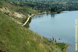 Vedere spre sat şi lacul de acumulare de pe pantă