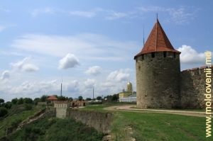 Vedere spre partea exterioară a zidului şi turnul de colţ al părţii centrale a cetăţii