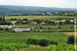 Cascada de lacuri pitorească de la începutul lacului de acumulare, lîngă satul Roşcani 