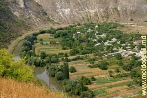 Излучина Реута и часть села Бутучень, вид с правого склона ущелья